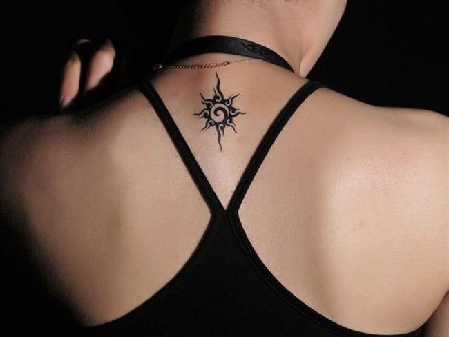 Tatuajes de nombres en la nuca 24